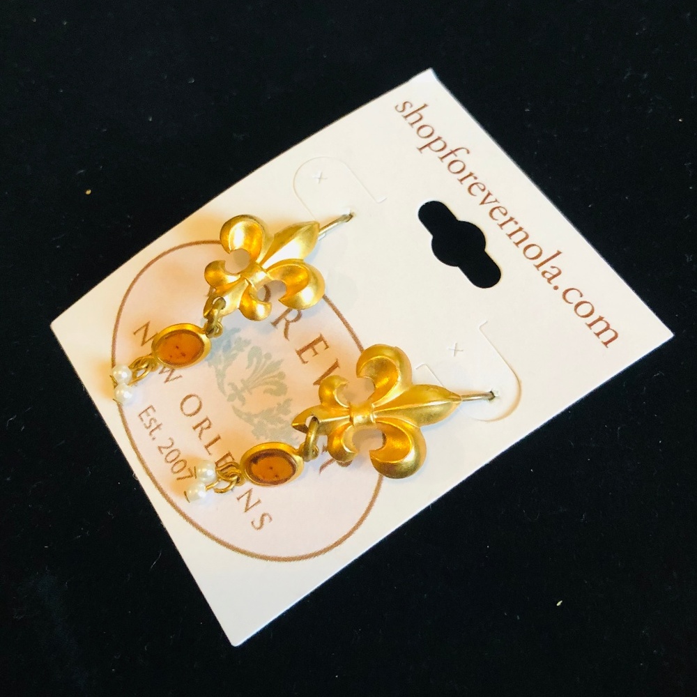 4/$16 Creepy Fleur De Lis Gold Earring Pearl